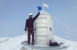 Gipfelturm Aljazev mit EU Flagge